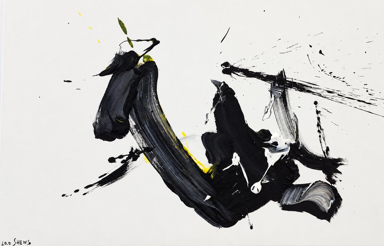 Une peinture abstraite aux larges coups de pinceau noirs, éclaboussures blanches et touches de jaune sur un fond blanc cassé.