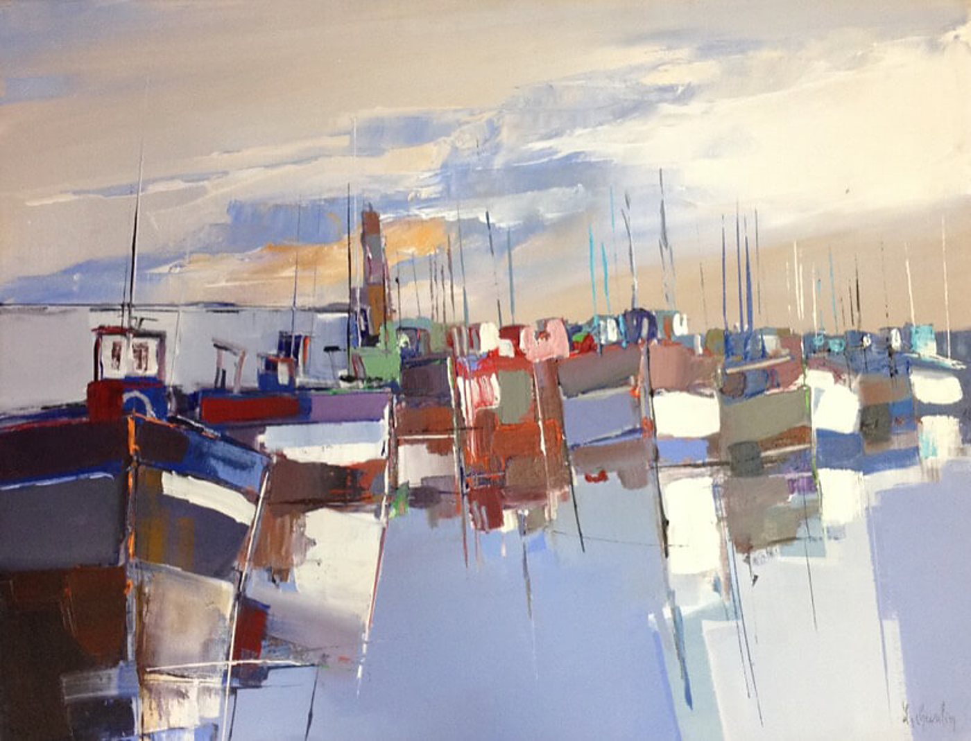 Tableau abstrait à la peinture épaisse représentant des bateaux de pêche colorés amarrés dans un port, avec leurs reflets sur l'eau sous un ciel nuageux.