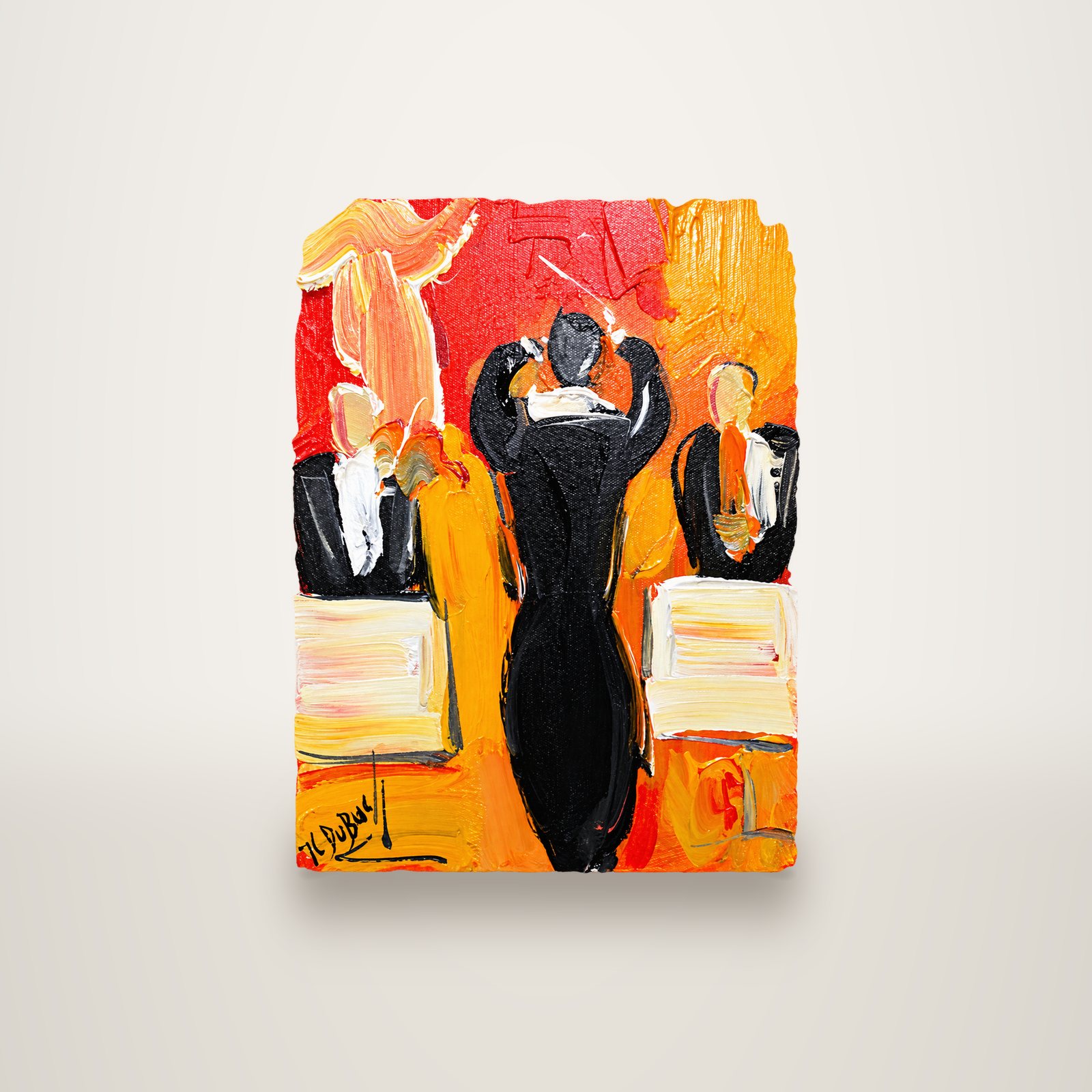 Peinture à l'huile abstraite montrant un chef d'orchestre en noir, bras levés, entouré de deux musiciens sur un fond rouge, orange et jaune.