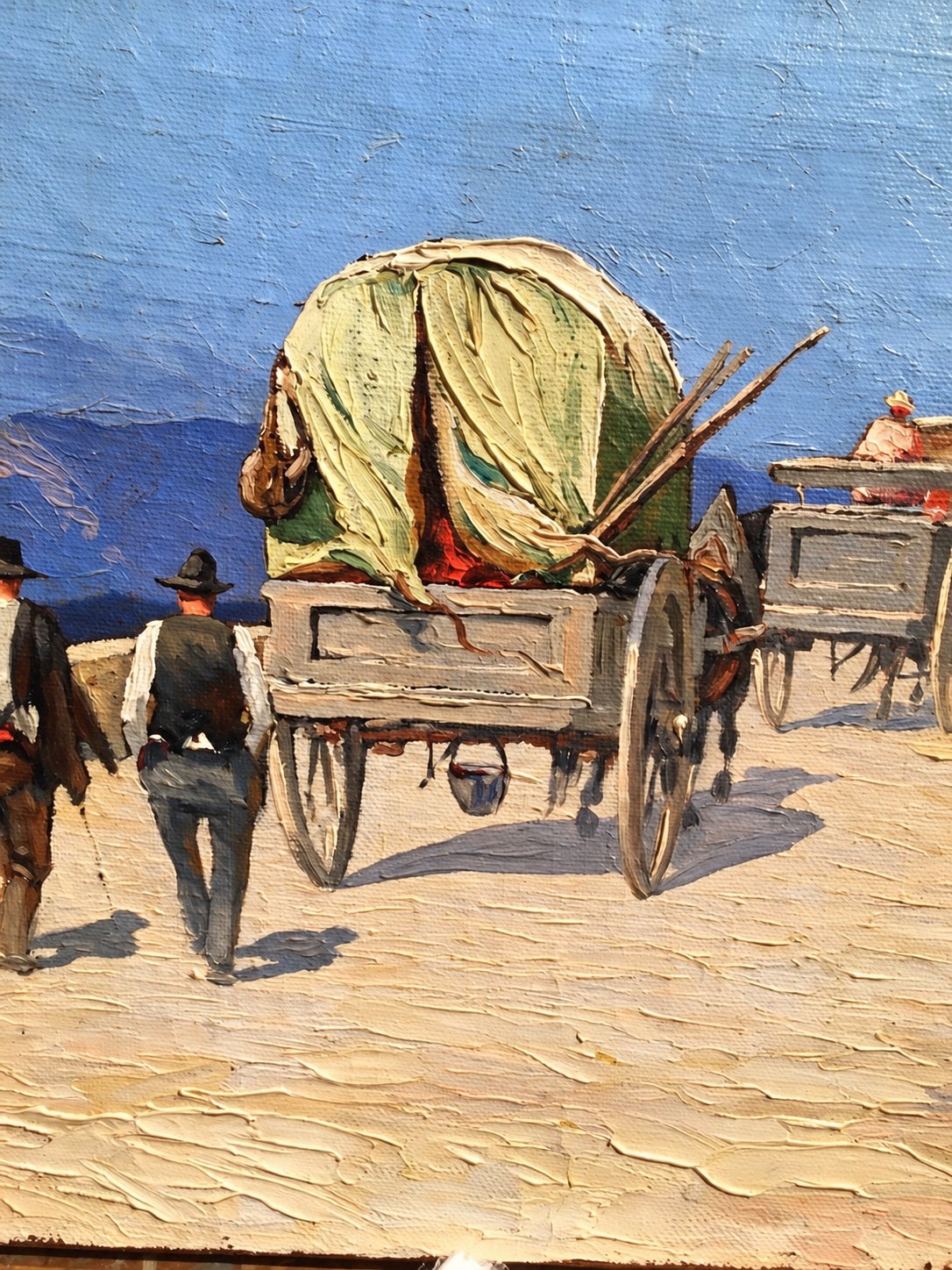 Détail d'une peinture à l'huile épaisse montrant deux hommes de dos marchant près d'un chariot bâché tiré par des chevaux sous un ciel bleu.