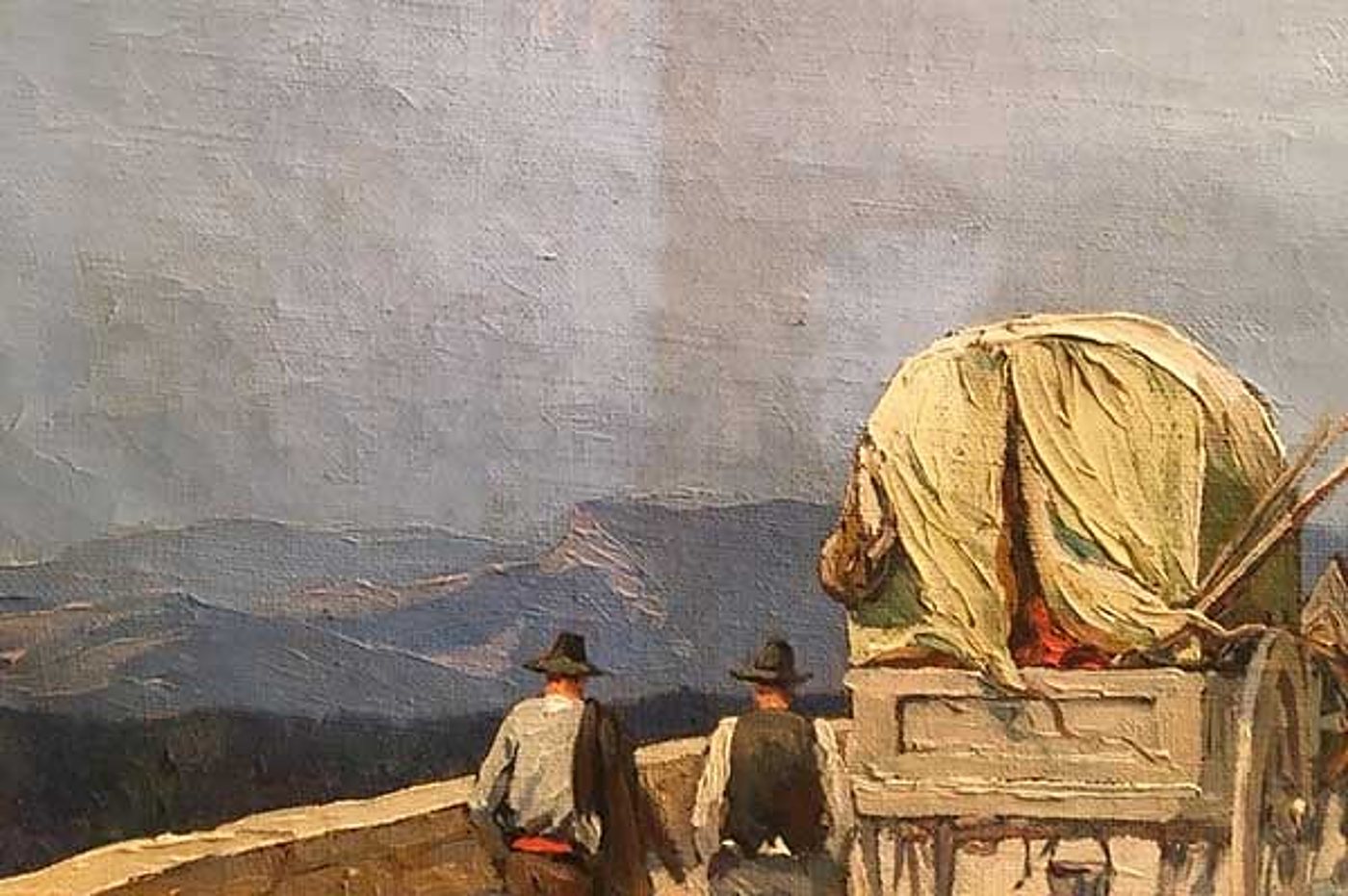 Détail d'une peinture à l'huile montrant deux hommes de dos coiffés de chapeaux, à côté d'un chariot recouvert d'une bâche jaune, face à un paysage de montagnes bleutées.