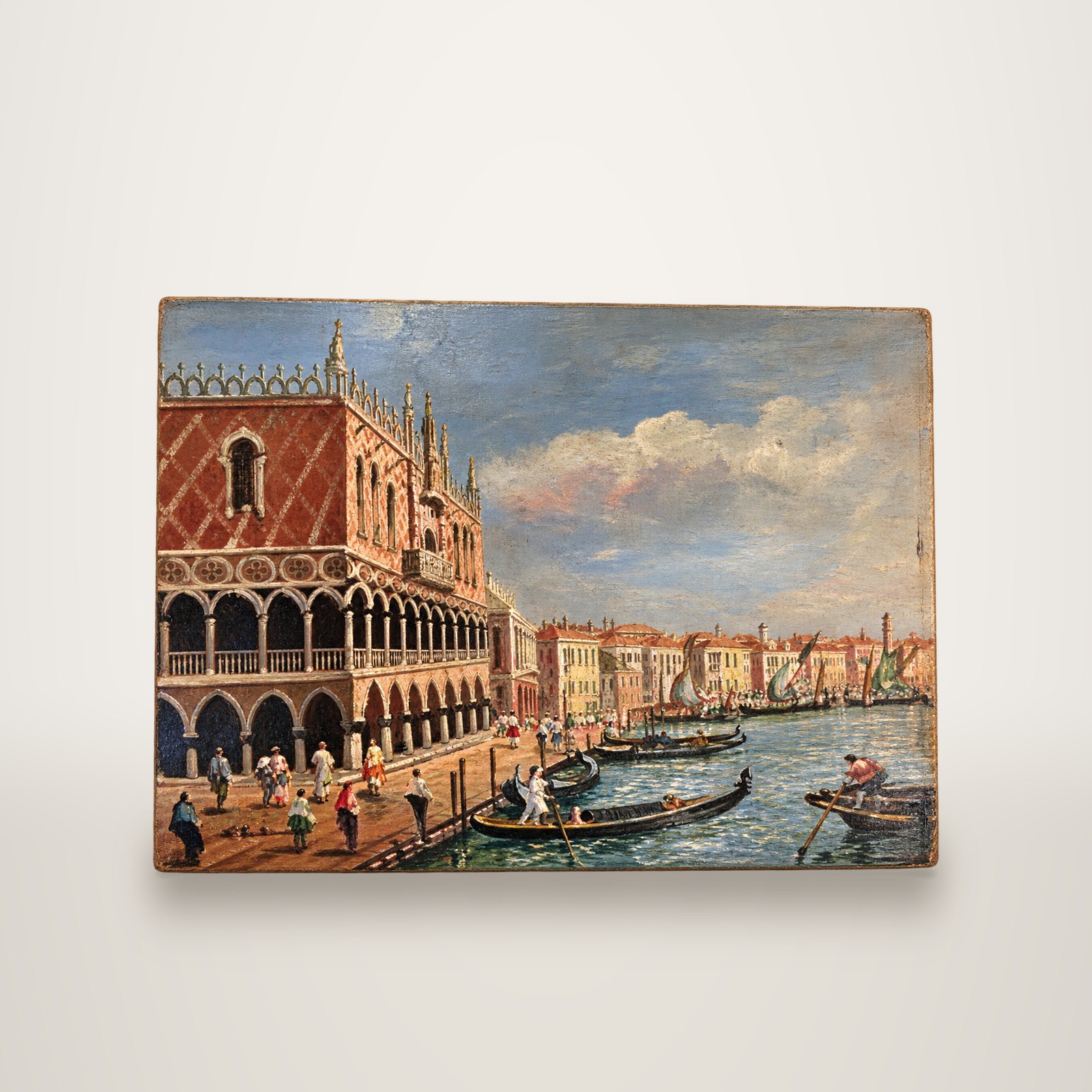 Tableau ancien représentant le palais des Doges à Venise, avec des gondoles sur le canal et des passants sur le quai sous un ciel nuageux.