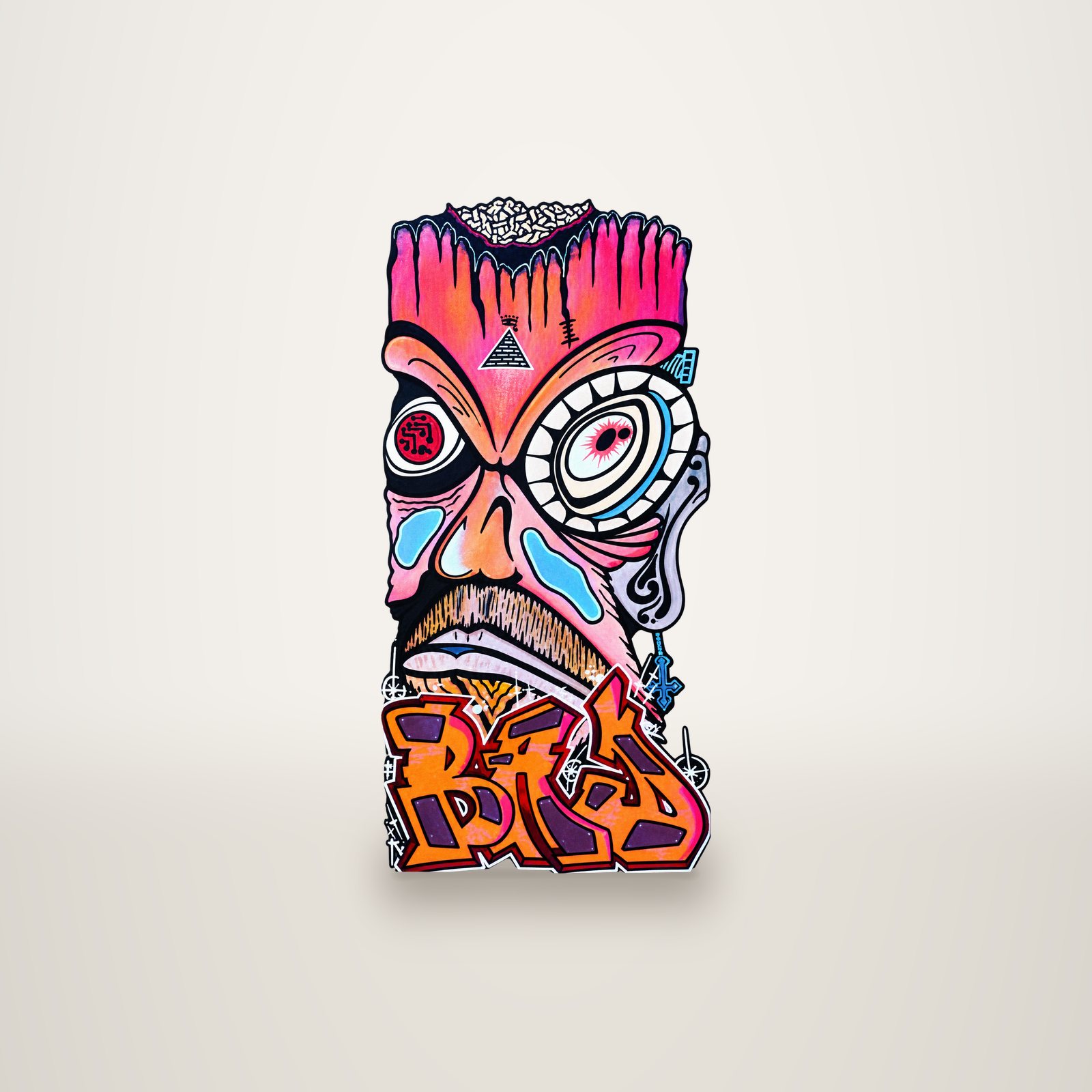 Peinture sur toile d'un visage rose aux grands yeux et à la moustache, surmonté d'une pyramide, avec un lettrage graffiti orange en bas.