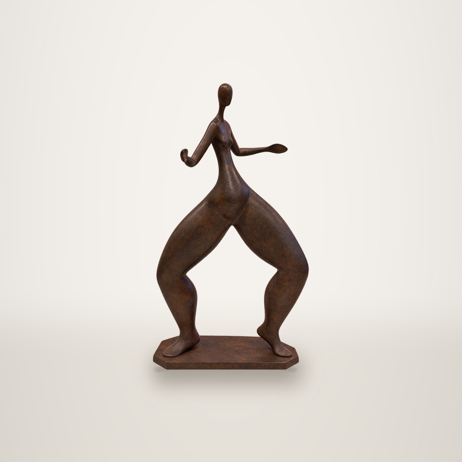 Sculpture en bronze brun représentant une silhouette féminine stylisée aux jambes écartées et aux bras tendus, posée sur un socle devant un mur clair.