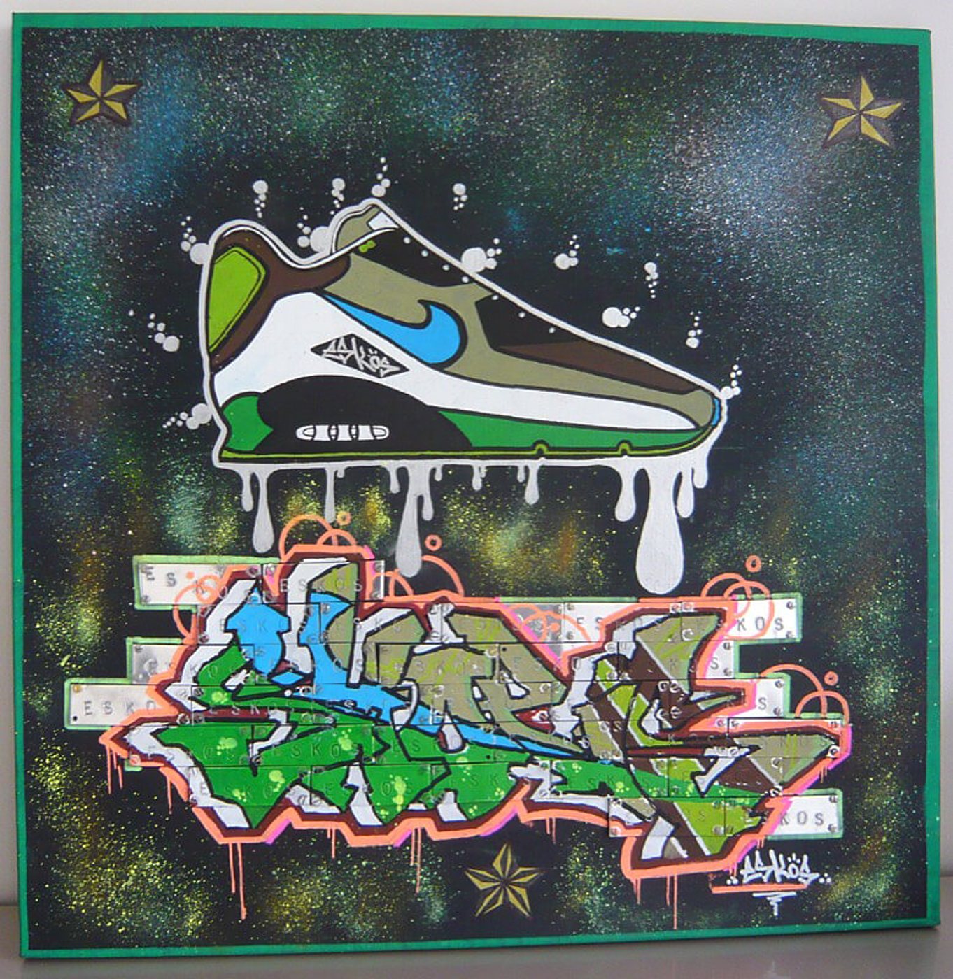 Toile de street art peinte à la bombe représentant une basket verte et blanche qui coule au-dessus d'un graffiti vert et orange sur fond noir étoilé.